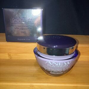 Anew Platinum Day Cream Broad Spectrum SPF 25
